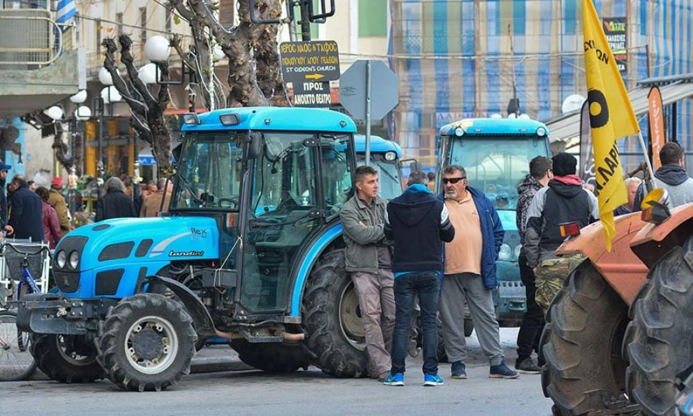 Παραμένουν στα μπλόκα οι αγρότες: Έκλεισαν συμβολικά την Εθνική Οδό Λάρισας - Κοζάνης